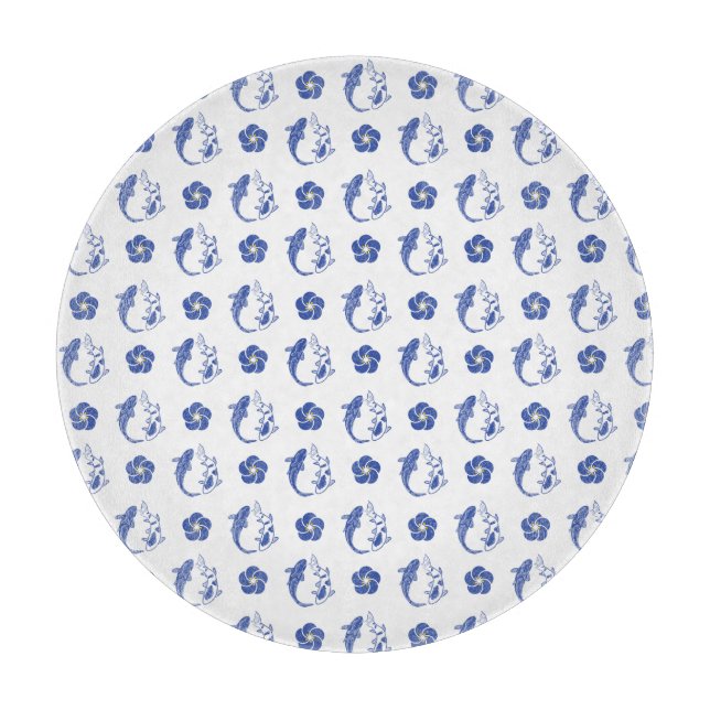 Koi Blossom Crest: Serene Blue Edition Schneidebrett (Vorderseite)