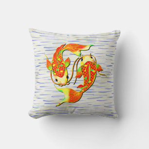 Koi Carp Fish Orange Green auf dem Wasser Hintergr Kissen