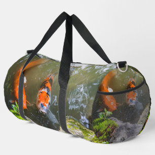 Koi-Fisch in einem Teich Duffle Bag
