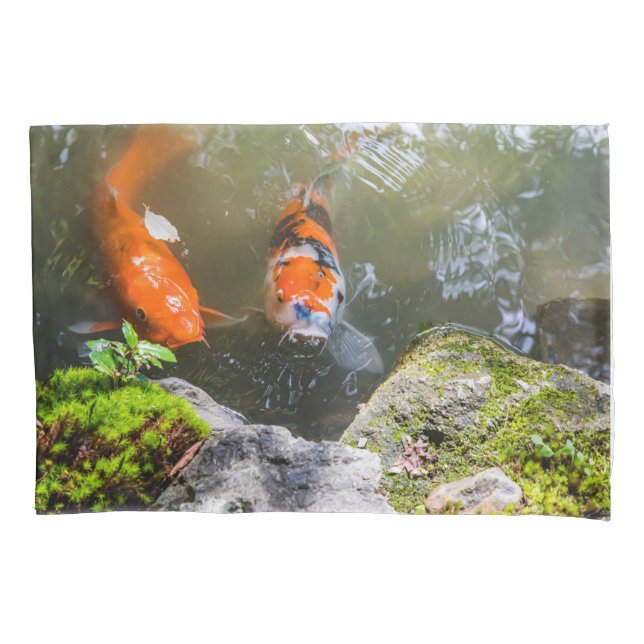Koi-Fisch in einem Teich Kissenbezug (Vorderseite)