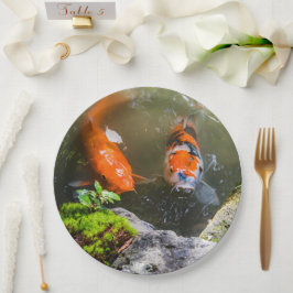 Koi-Fisch in einem Teich Pappteller