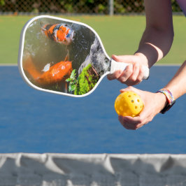Koi-Fisch in einem Teich Pickleball Schläger