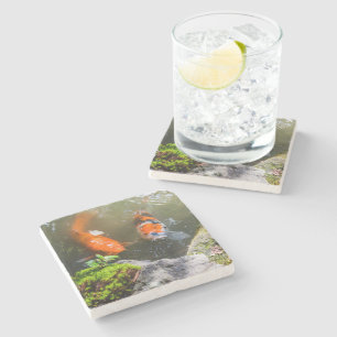 Koi-Fisch in einem Teich Steinuntersetzer