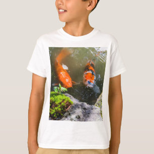 Koi-Fisch in einem Teich T-Shirt