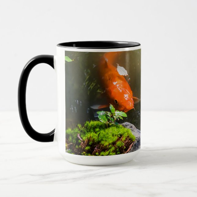 Koi-Fisch in einem Teich Tasse (Links)