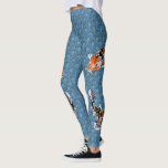 Koi Fish Illustrationen auf Blue Waves Gemustert Leggings<br><div class="desc">Diese Leggings zeigen große und mutige Abbildungen von Koi-Fisch in einem realistischen Stil an den Beinseiten. Die Grafiken sind orange,  weiß und schwarz und Set vor einem einfachen geometrischen gemusterten Hintergrund,  der das Aussehen der Ozeanwellen hat.</div>