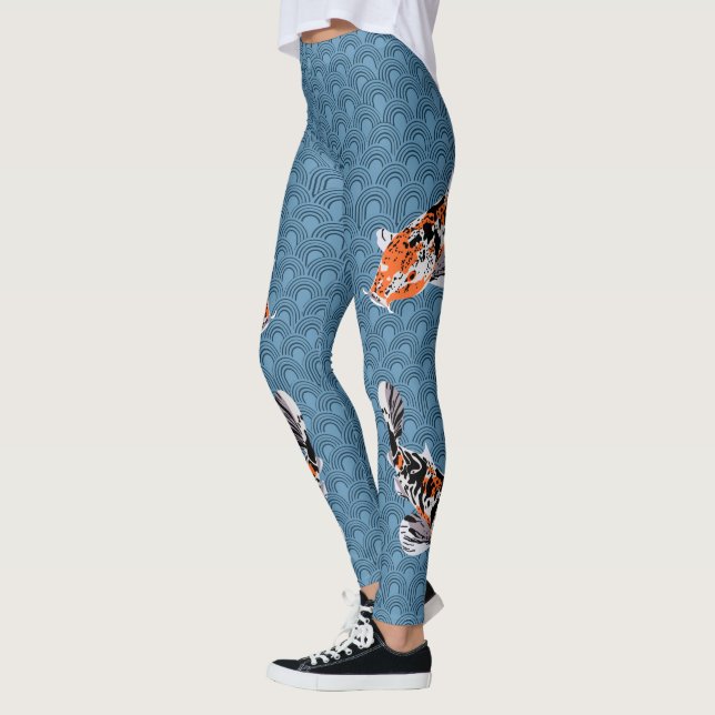 Koi Fish Illustrationen auf Blue Waves Gemustert Leggings (Links)