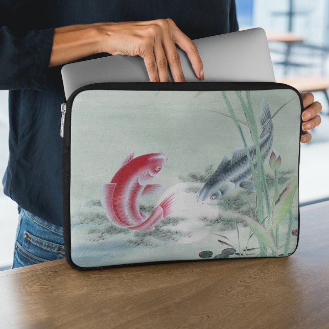 Koi Fish mit Lotus Laptopschutzhülle (Von Creator hochgeladen)