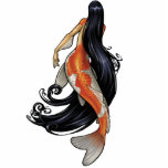 Koi Meerjungfrauausschnitt Fotoskulptur Magnet<br><div class="desc">Eine schöne Meerjungfrau mit einem orange und weißen Koi Schwanz schwimmt mit ihrem langen schwarzen Haar,  das hinter ihr im würdevollen Wirbel schleppt. Diese reizenden Geschenkartikel,  welche die Kunst von Jill Johansen kennzeichnen,  sind für Liebhaber der Fantasiegrafik überall perfekt!</div>