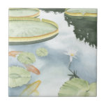 Koi-Teich-Reflektion mit Fisch und Lilien Fliese<br><div class="desc">Genießen Sie Ihre Reflexion in diesem attraktiven Koi-Teich. Beobachten Sie,  wie die Fische zu schwimmen scheinen und die Lilien an Ihnen vorbeischwimmen,  dank der lebendigen Darstellung von Chariklia Zarris. Dies wäre ein phantastisches Geschenk für ein Familienmitglied oder Ihr bedeutendes anderes!</div>