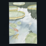 Koi-Teich-Reflektion mit Fisch und Lilien Handtuch<br><div class="desc">Genießen Sie Ihre Reflexion in diesem attraktiven Koi-Teich. Beobachten Sie,  wie die Fische zu schwimmen scheinen und die Lilien an Ihnen vorbeischwimmen,  dank der lebendigen Darstellung von Chariklia Zarris. Dies wäre ein phantastisches Geschenk für ein Familienmitglied oder Ihr bedeutendes anderes!</div>