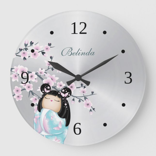 Kokeshi Doll and Cherry Blossoms Silver Monogram Große Wanduhr (Vorderseite)