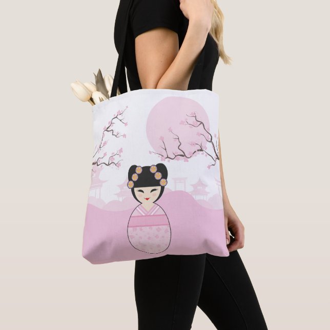 Kokeshi Doll in Pink on Typical Japanese Landscape Tasche (Von Nahem)