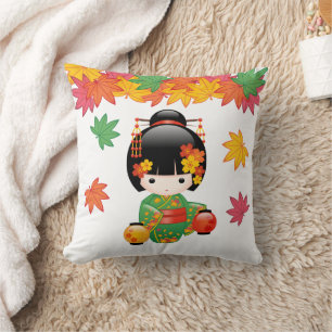 Kokeshi-Puppe im Herbst - Geisha-Mädchen im grünen Kissen