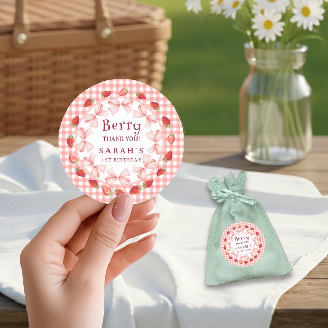 Kokette Berry erster Geburtstag Rot Gingham Runder Aufkleber (Coquette Berry First Birthday Red Gingham Classic Round Sticker)