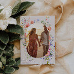 Kokette Blumenwiese | Summer Wedding Foto Save The Date<br><div class="desc">Mit hübschen farbenfrohen Wildblumen, die Ihr Foto umrahmen. Personalisieren Sie diese durch Hinzufügen von Namen, Datum, Ort, QR-Code und anderen Details. Hallo Sommer! Mit dieser farbenfrohen Farbpalette verwöhnen Sie Ihre Hochzeit im Sommer mit lebhafter Energie und kühnen Farbtupfern. Diese Kollektion ist der perfekte Weg, um die herrlichen Farbtöne des Sommers...</div>