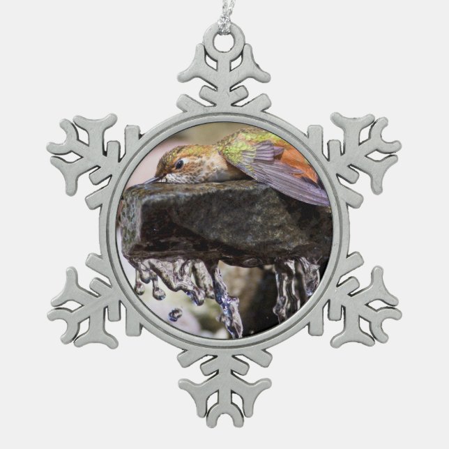 Kolibri, der in Wasser legt Schneeflocken Zinn-Ornament (Vorderseite)