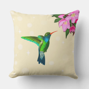 Kolibri und Apfelblüten auf hellbeigem Hintergrund Kissen