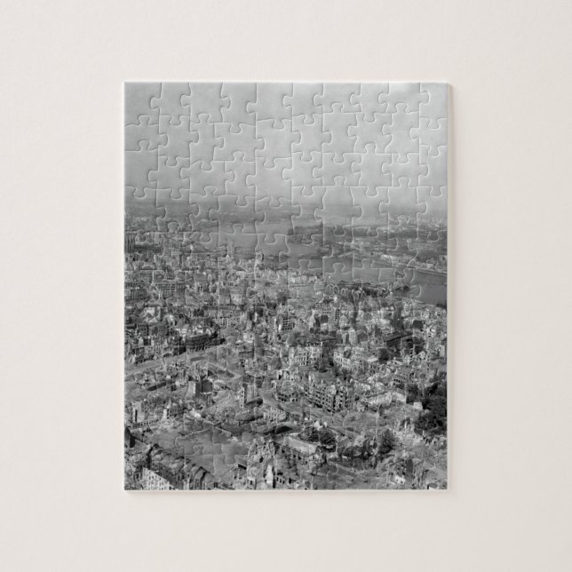 Köln-Kathedrale steht undamaged_War Bild (Vertikal)