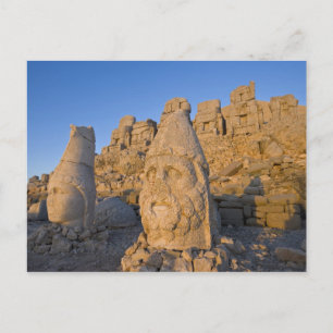 Kolossale Kopfstatuen von Göttern, die den Postkarte
