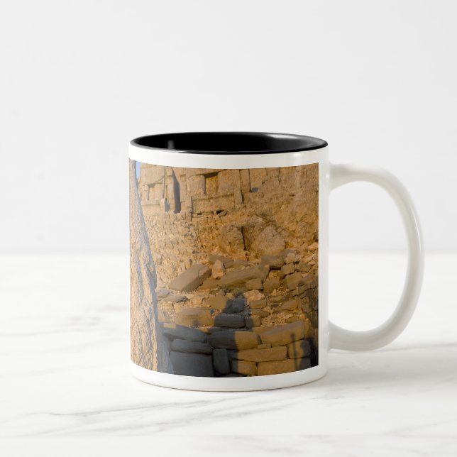 Kolossale Kopfstatuen von Göttern, die die Zweifarbige Tasse (Rechts)