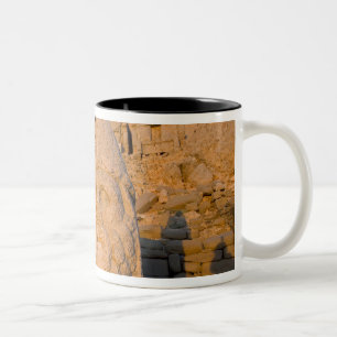 Kolossale Kopfstatuen von Göttern, die die Zweifarbige Tasse