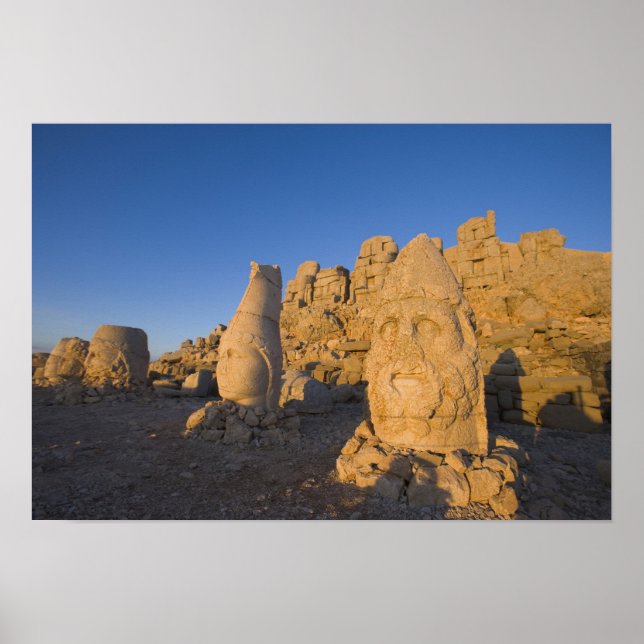 Kolossalkopfstatuen der Götter, die die 2 bewachen Poster (Vorne)