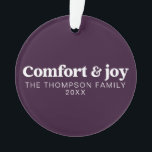 Komfort & Freude Moderne Minimalistische Lila Weih Ornament<br><div class="desc">Mit unserem "Comfort & Joy" Moderne Minimal Lila Weihnachtsschmuck, eine reizvolle Ergänzung zu Ihrem Urlaubsstil, das zeitlose Eleganz mit modernem Flair verbindet. Dieses aus schatterfestem Material gefertigte Ornament bietet sowohl Beständigkeit als auch eine stilvolle Ästhetik, sodass es auch in den kommenden Jahren ein gepflegter Bestandteil Ihrer Festlichkeiten bleibt. Personalisieren Sie...</div>