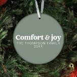 Komfort & Freude Moderne Minimalistische Weihnacht Ornament<br><div class="desc">Mit unserem "Comfort & Joy Sage Green Moderne Minimalistische Weihnachtsschmuck mit Foto" stellen wir Ihnen eine ruhige und personalisierte Ergänzung zu Ihrem Urlaubsstil vor. Dieses minimalistische Design verströmt Ruhe und ist mit der herzlichen Botschaft von "Comfort & Joy" geschmückt. Was es auszeichnet, ist die Fähigkeit, ein hochgeschätztes Foto einzuschließen, und...</div>