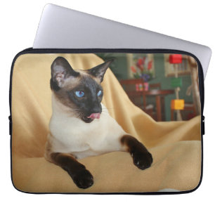Komischer die Siegel-Punkt-siamesische Katze, die Laptopschutzhülle
