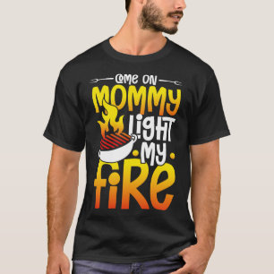 Komm schon, Mommy zünde mein Feuer in einem Zeltgi T-Shirt
