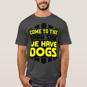 Kommen Sie auf die dunkle Seite, wo wir Hunde habe T-Shirt