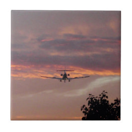 Kommerzielle Jet-Landung am Sonnenuntergang Fliese
