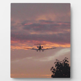 Kommerzielle Jet-Landung am Sonnenuntergang Fotoplatte