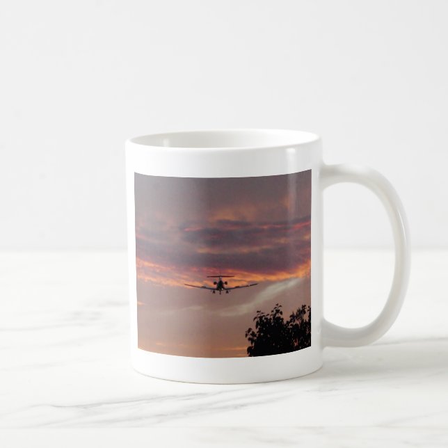 Kommerzielle Jet-Landung am Sonnenuntergang Kaffeetasse (Rechts)