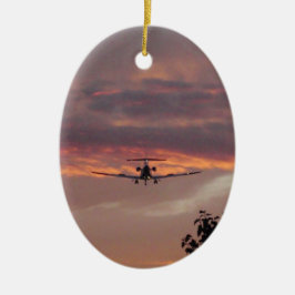 Kommerzielle Jet-Landung am Sonnenuntergang Keramik Ornament