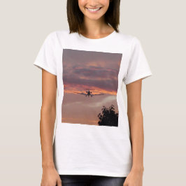 Kommerzielle Jet-Landung am Sonnenuntergang T-Shirt