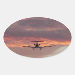 Kommerzielle Jet-Landung bei Sonnenuntergang Ovaler Aufkleber