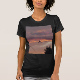 Kommerzielle Jet-Landung bei Sonnenuntergang T-Shirt