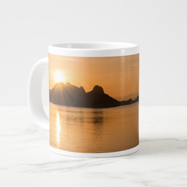Komodo-Insel bei Sonnenuntergang Jumbo-Tasse (Vorderseite Links)