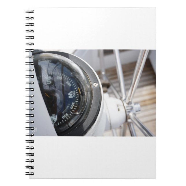 Kompas dat de richting geeft aan een avontuur.  notizblock (Vorderseite)