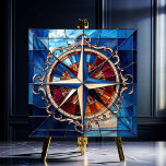 Kompass-Rose mit Scroll Border-gestanztem Glass-Lo Fliese<br><div class="desc">Die Compass-Rose mit Scroll Border Stainglas Look Tile zeigt das Compass Rose Design in Blues und Silber auf einem Hintergrund von Blues, Bernstein und Rot mit einem eleganten Scrollrand in antiken Silber. Diese Kachel hat einen Buntglaslook. Es gibt viele wunderbare Anwendungen für diese schönen Fliesen. Erhältlich in 2 Größen 4,...</div>