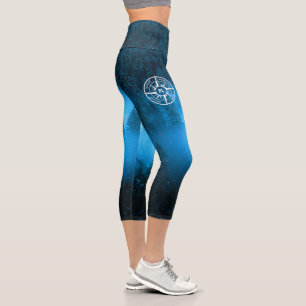 Kompass-Stern-Emblem-Monogramm-Nebel im Fichtenwal Capri Leggings
