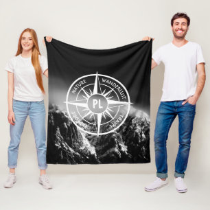 Kompass-Sternemblem monogramm dramatische Berge Fleecedecke