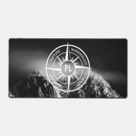 Kompass-Sternemblem monogramm dramatische Berge Schreibtischunterlage