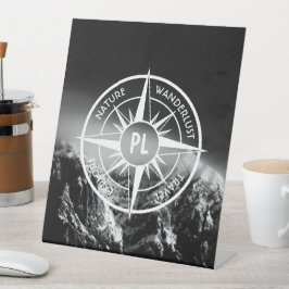 Kompass-Sternemblem monogramm dramatische Berge Sockelschild
