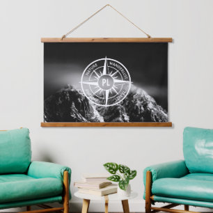 Kompass-Sternemblem monogramm dramatische Berge Wandteppich Mit Holzrahmen