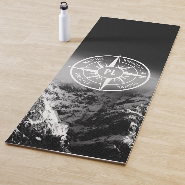Kompass-Sternemblem monogramm dramatische Berge Yogamatte (Beispiel)