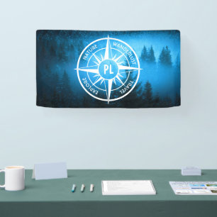 Kompass-Sternemblem Monogramm Nebel in Fichtenwald Banner
