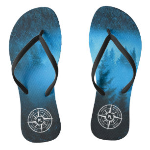 Kompass-Sternemblem Monogramm Nebel in Fichtenwald Flip Flops